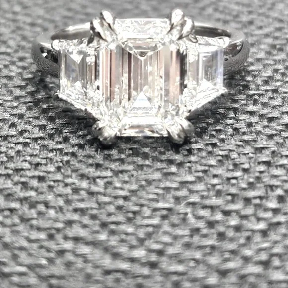 Elegant certified emerald cut platinum lab diamond engagement ring - Picture 4 of 9